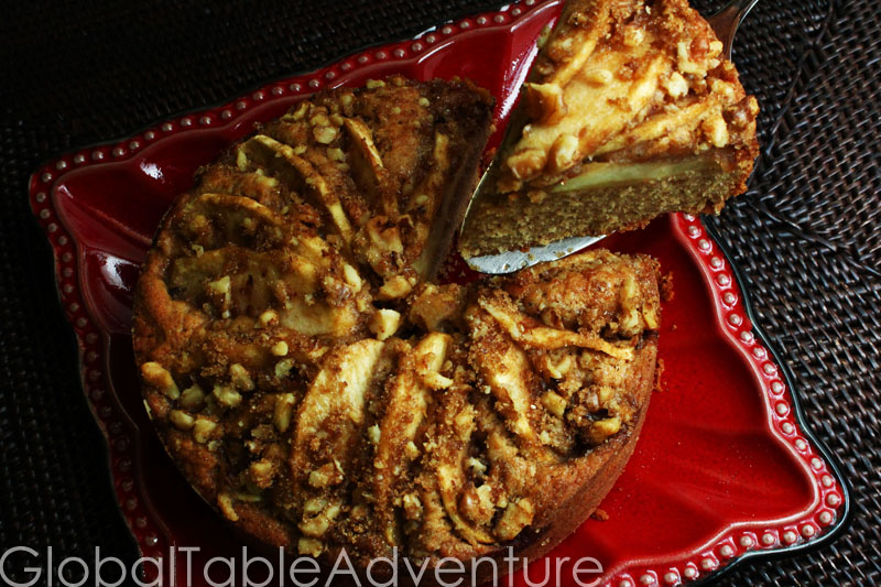 Around the world with apples: 10 recipes to welcome autumn >> Danish Apple Cake