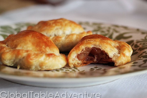 Around the world with apples: 10 recipes to welcome autumn >> Empanadas