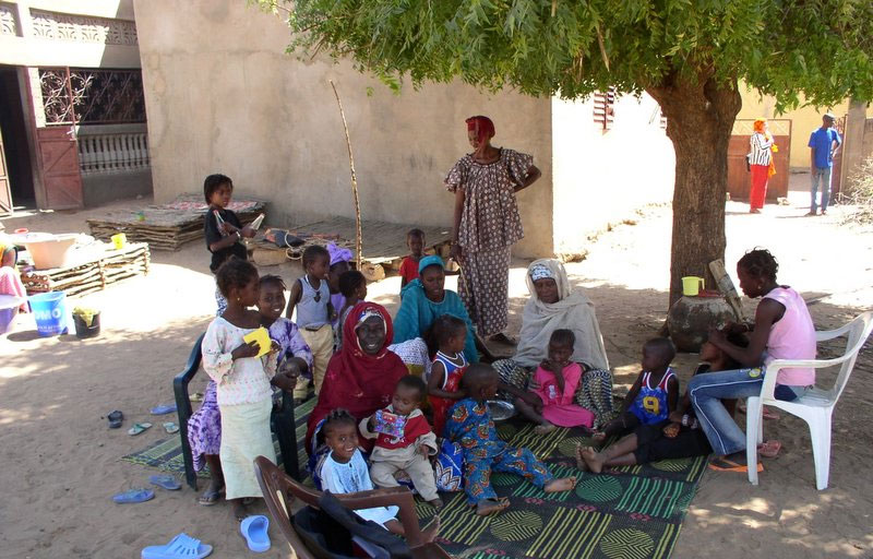 Mothers and children gather under the cool shadow of the tree (Kanel, Sénégal). Photo by Giel F.