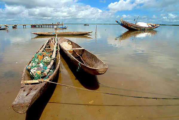 Cayuco en Ziguinchor, Senegal. Photo by Jpereira.