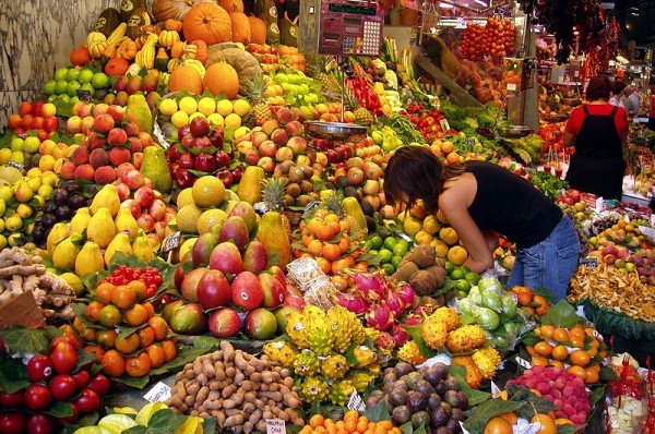 Fruit stall in a market in Barcelona, Spain. Photo by Daderot.