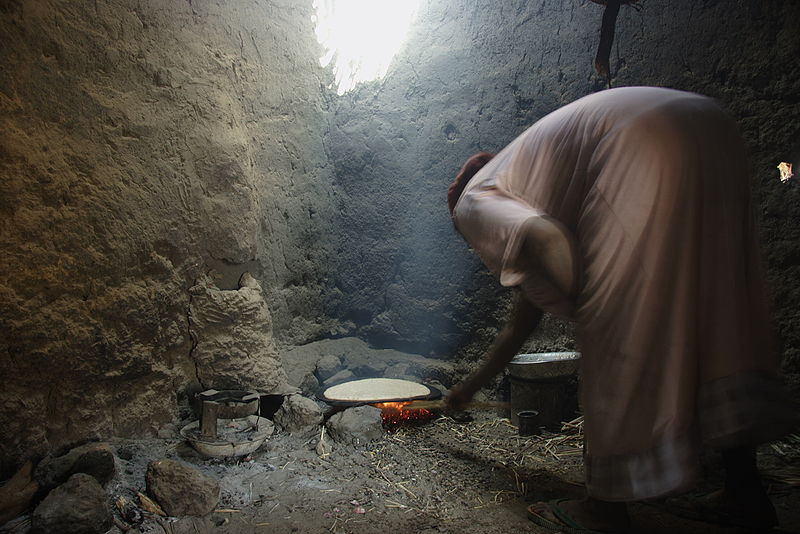 Manasir Woman preparing Qurasah (قراصة), the daily bread on Sherari Island in Dar al-Manasir in Northern Sudan(c) GFDL David Haberlah