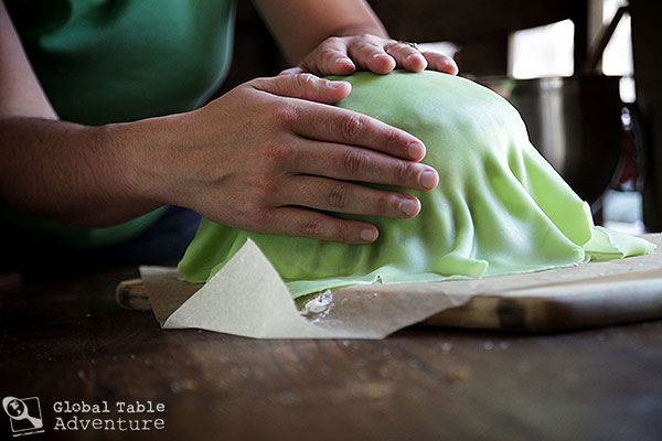 How to Cover a Round Cake with Fondant