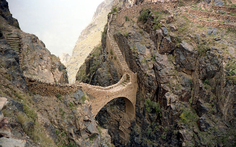 Footbridge in Shaharah, Yemen. Photo by Bernard Gagnon.