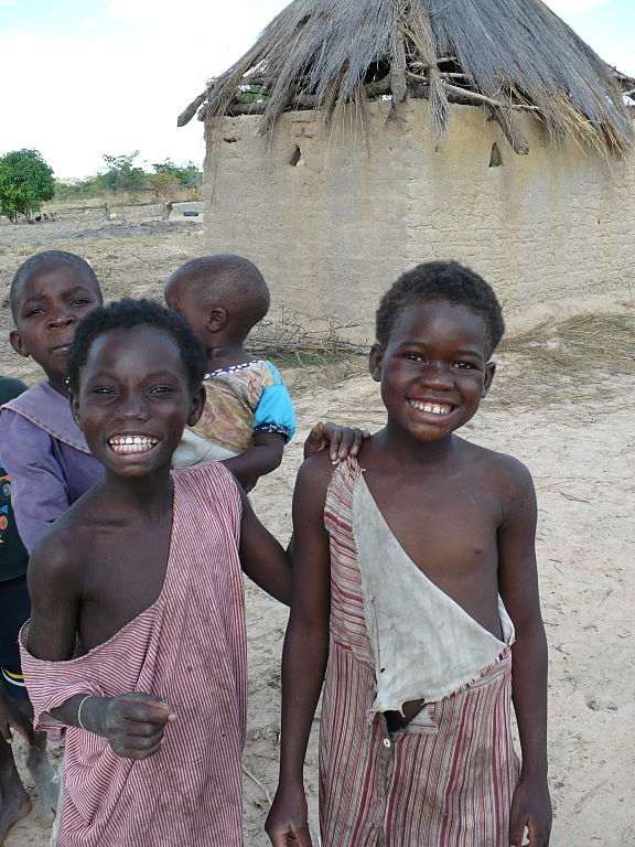 Zambian children in the countryside. Photo by Florence Devouard.