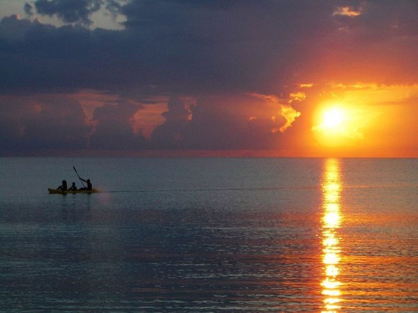 Sunset on the sea at Seven Mile Beach, Negril, Jamaica. Photo by Chaoleonard.