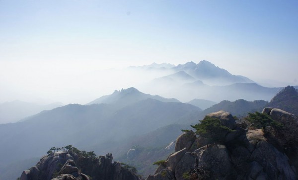 Mount Bukhansan (북한산) seen from Shinseondae (신선대) Peak observation area. Photo by Kellnerp.