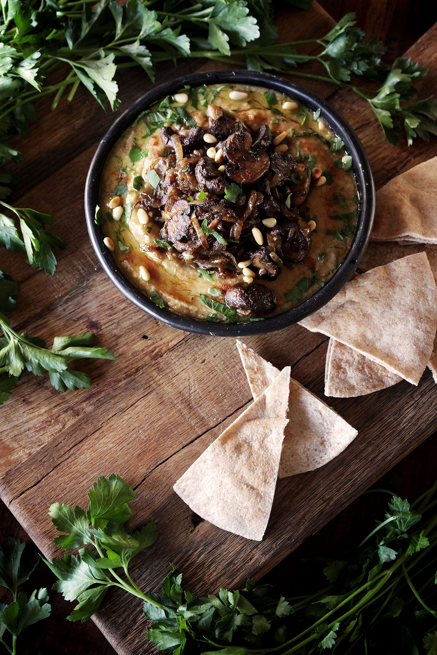 Recipe for Israeli hummus with mushrooms and caramelized onion