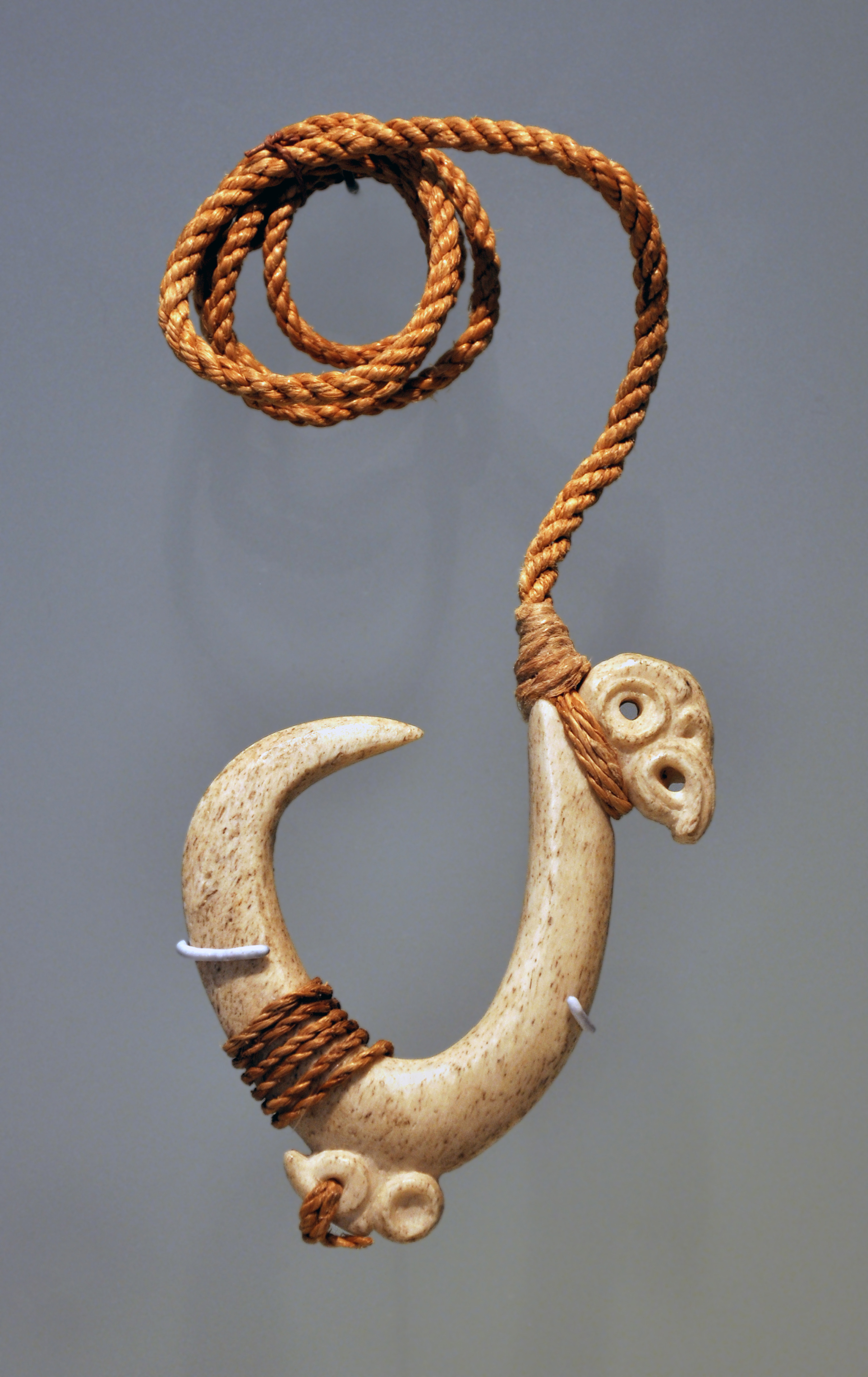 Fishing hook, bone, Maori culture, 1800-1900. In the exhibition "Maori, their treasures have got a soul", in the Musée des Arts Premiers in Paris, from the end of 2011 to the begining of 2012.