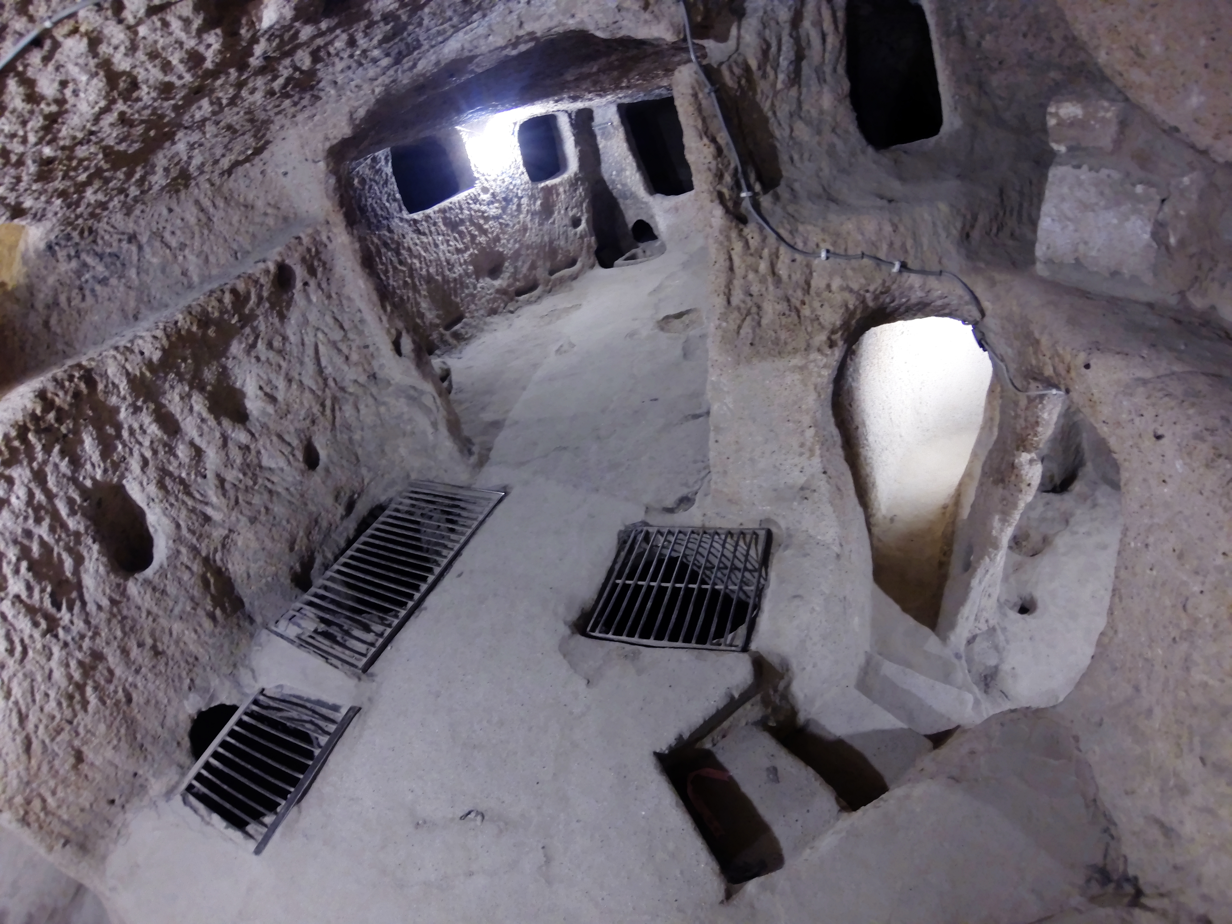 Kaymakli underground city By © Nevit Dilmen, CC BY-SA 3.0, https://commons.wikimedia.org/w/index.php?curid=31061173