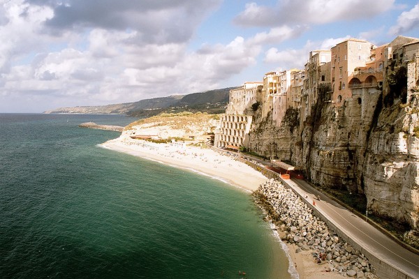 Cliff at Tropea, Italy. Photo by Przemyslaw "Blueshade" dzkiewicz. (2005).